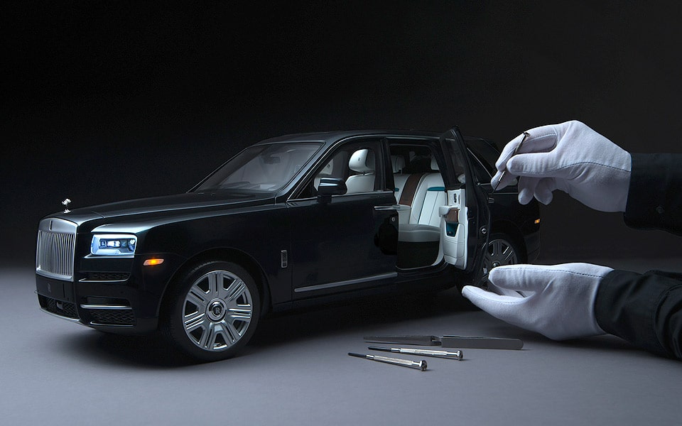 Det tager 450 timer at bygge en miniudgave af Rolls-Royce Cullinan