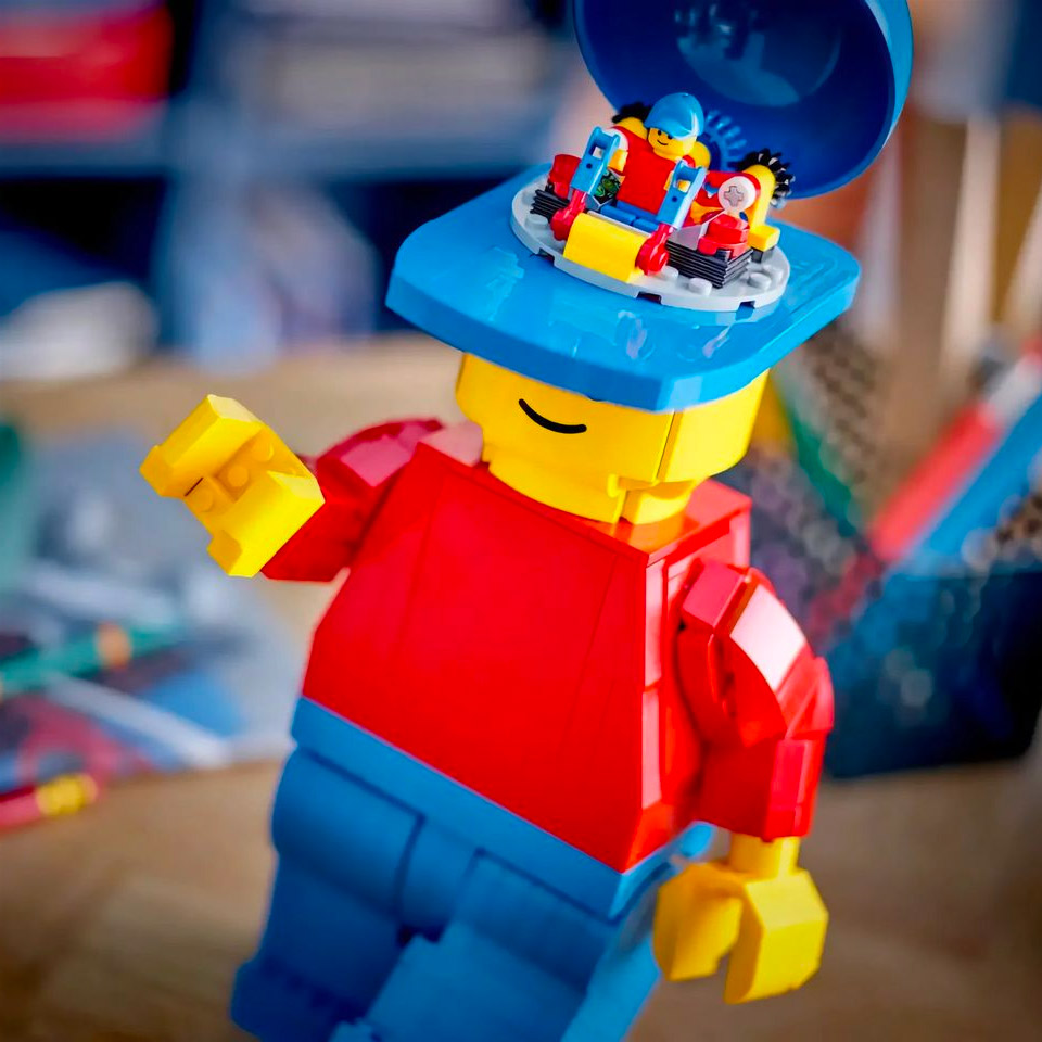 Opskaleret LEGO minifigur