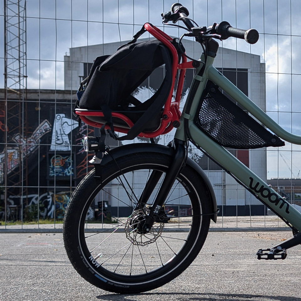 De seje drenge kører på en woom-cykel