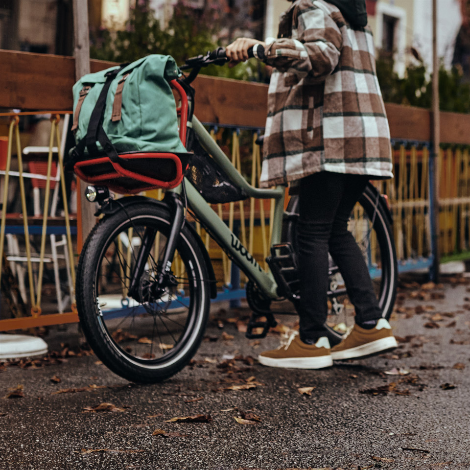 De seje drenge kører på en woom-cykel