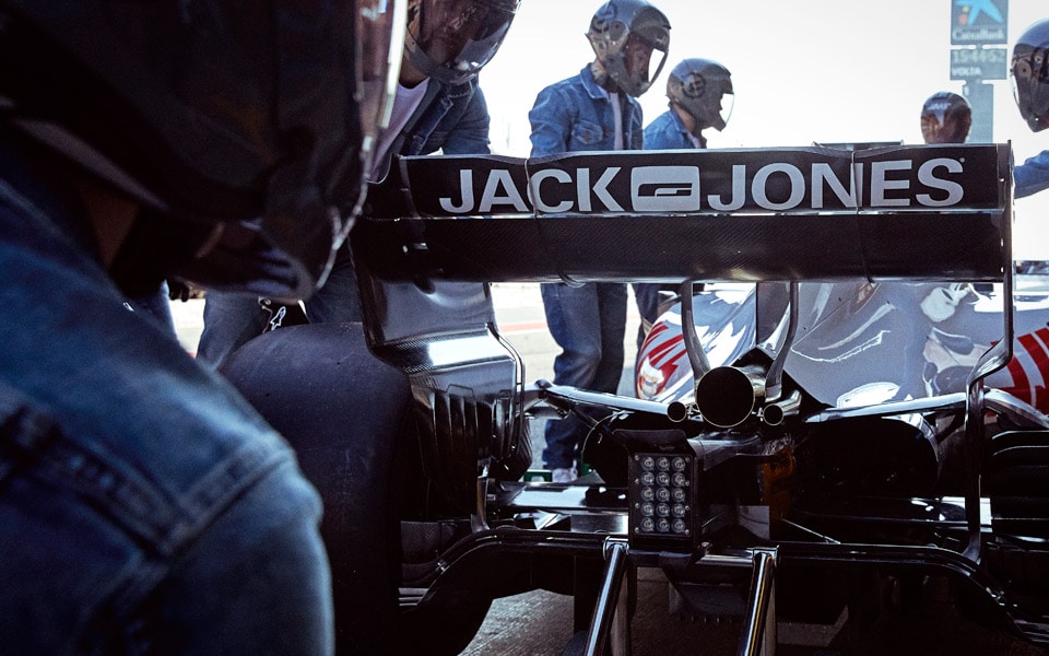 Kevin Magnussens Pit Crew holder F1-raceren kørende i rå Jack & Jones denim