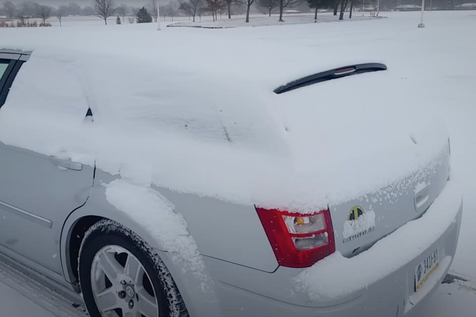 Sådan rydder du bilen for sne uden at røre den