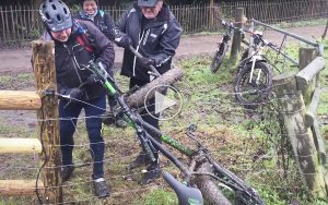 Se den sjove video: To fyre i smerte forsøger at få en cykel fri fra et elhegn, men får stød konstant