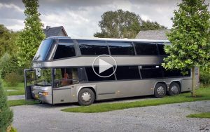 Se videoen: Sej fyr bruger 5 år på at omdanne smadret bus til drømme-camperen