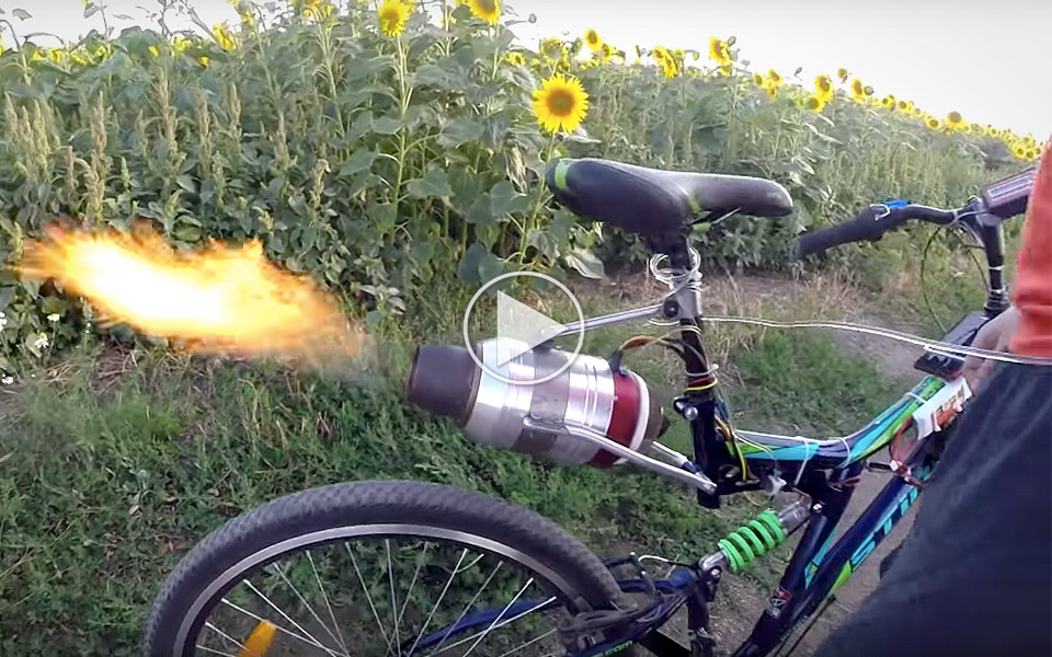 Se hvad der sker, når du smider en jetmotor på en mountainbike