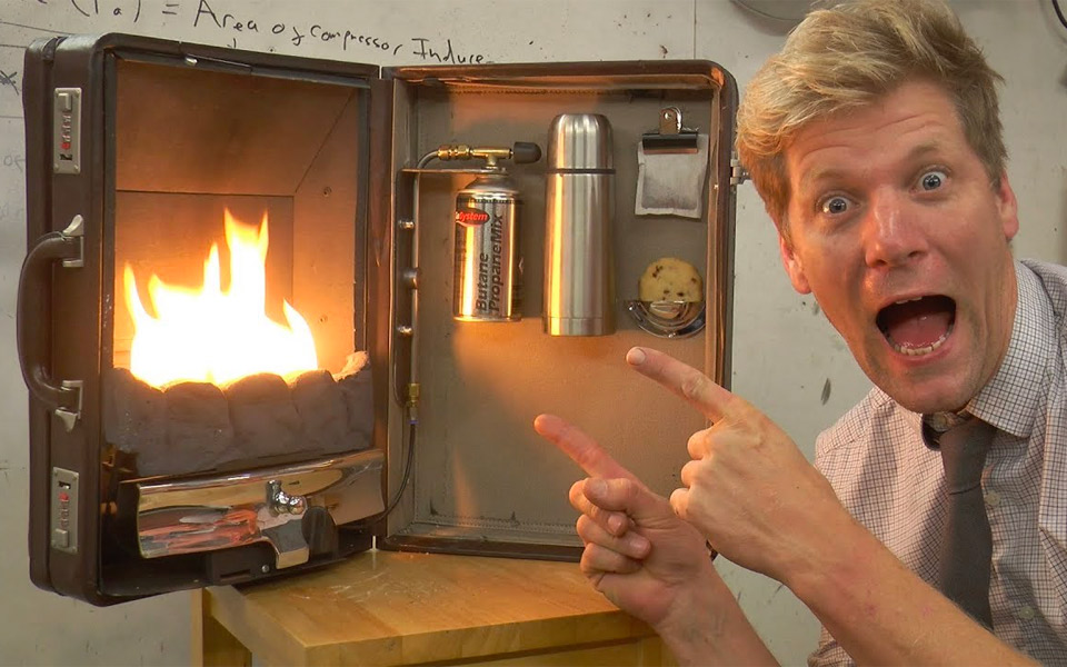 Colin Furze bygger et ildsted i en attachémappe