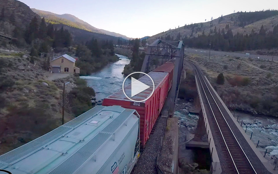 Drone fanger kørende tog i kvalmende flot video