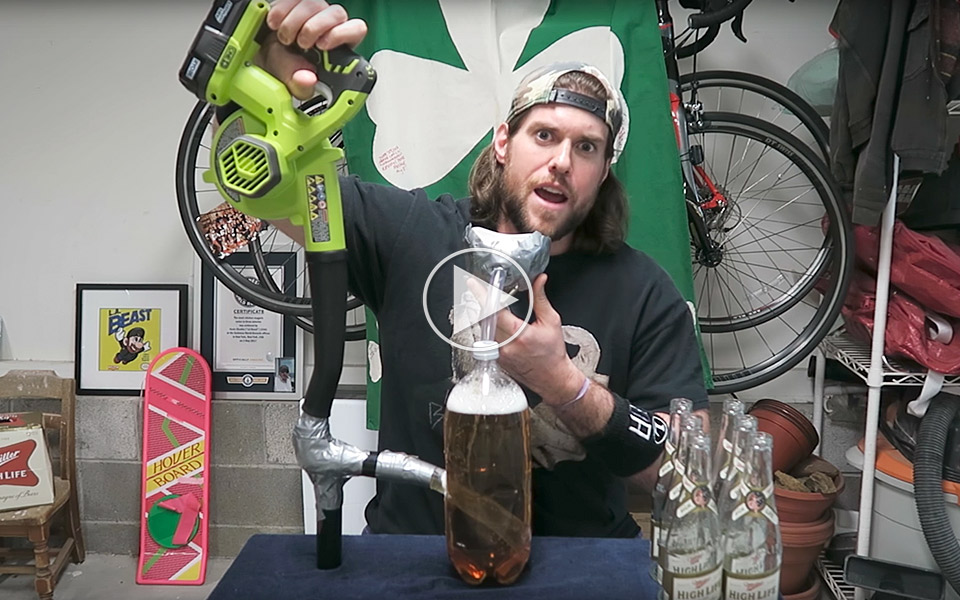 LA Beast prøver at bunde 6 øl med hjælp fra en løvblæser