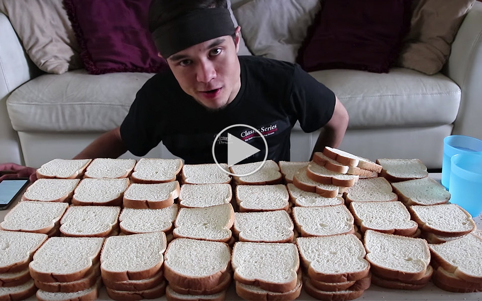 Matt Stonie forsøger at spise 100 skiver brød