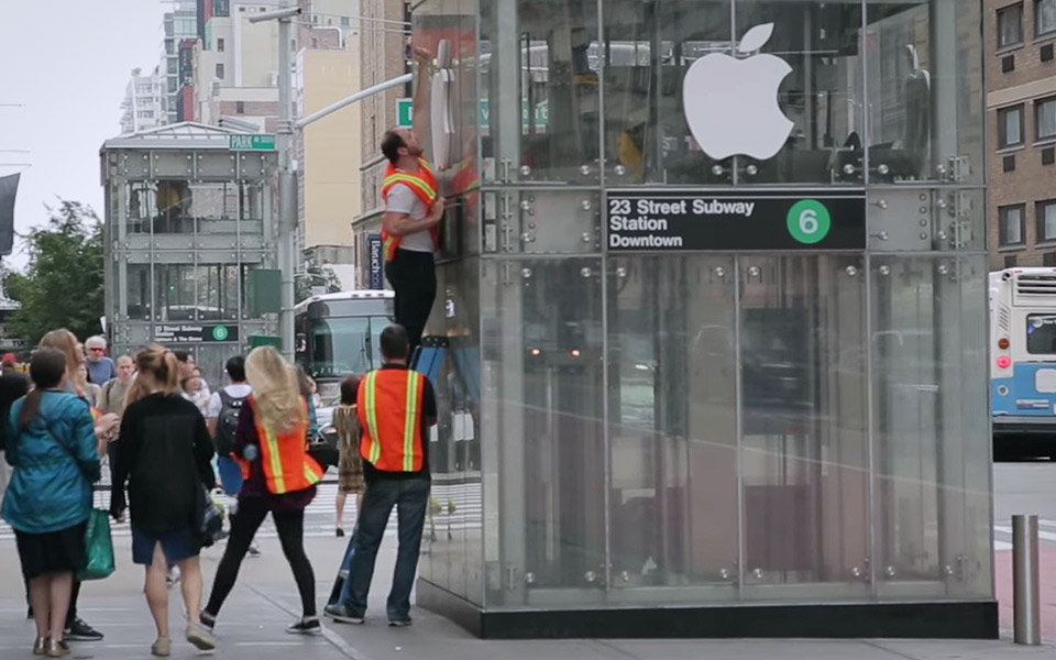 Apple-fans tror de får en iPhone X - men ender i stedet i en elevator