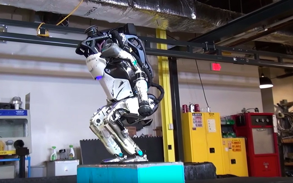 Boston Dynamics Atlas laver backflip