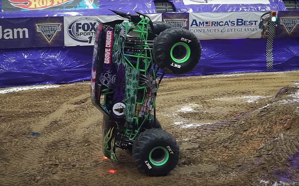 Grave Digger laver wheelie på snuden