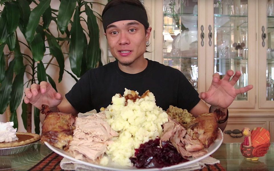 Matt Stonie spiser næsten 5 kilo Thanksgiving mad på 42 minutter