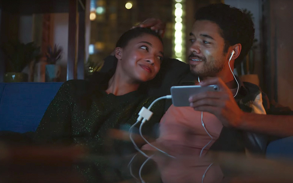 Samsung tager tykt pis på Apples iPhone i ny reklamefilm