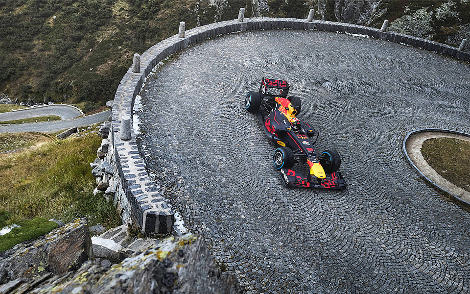 Sebastien Buemi brøler Red Bulls F1-racer opad Tremola-passet i Schweiz
