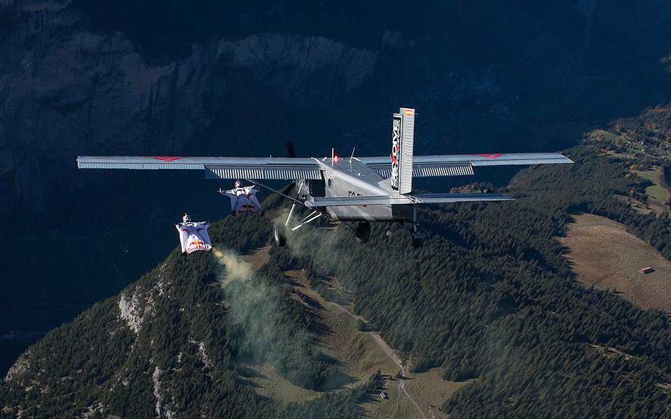 2 modige mænd med wingsuits kommer ind i fly midt i luften