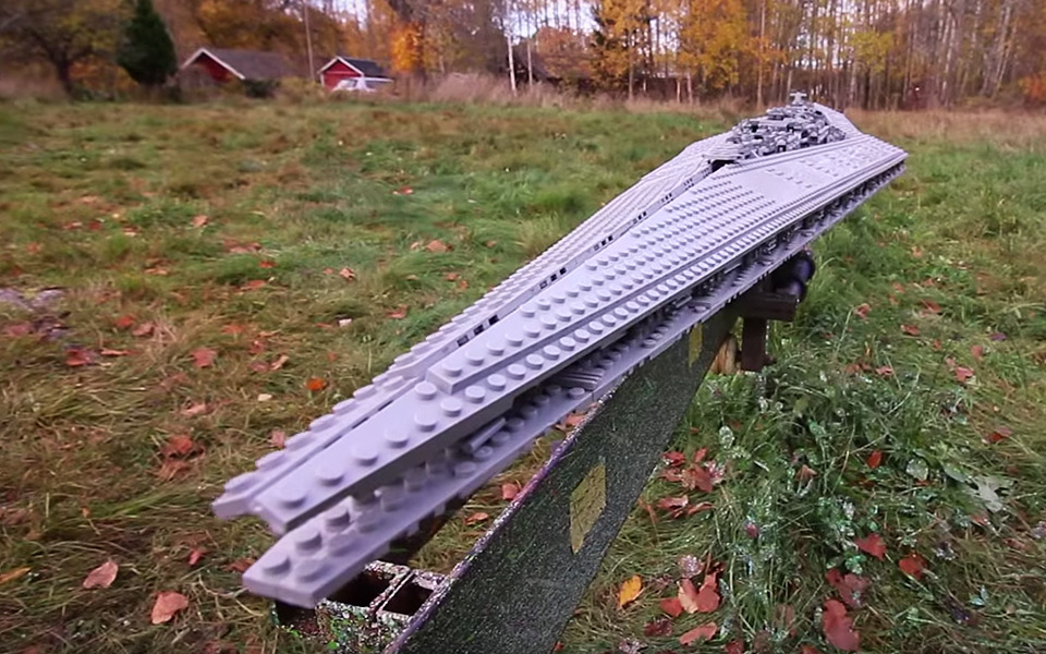 Se hvad der sker, når en LEGO Star Destroyer rammer en mur med over 100 km/t