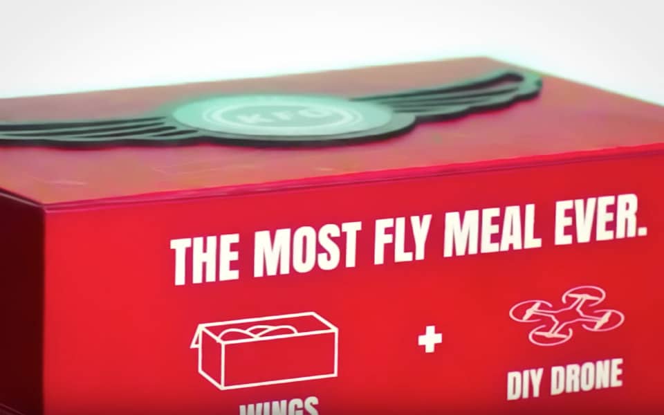 KFC's kyllingevinger flyver i en drone-æske