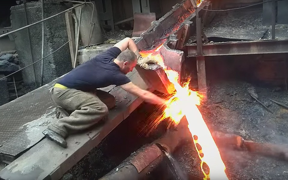 Se hvad der sker, når en mand vifter hånden gennem en strøm af smeltet metal