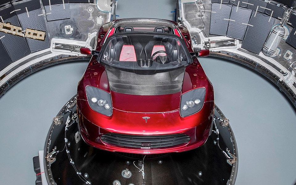 Elon Musks SpaceX Falcon Heavy med en Tesla Roadster er nu på vej til Mars
