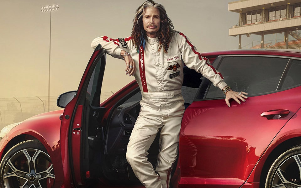 Se Steven Tyler fra Aerosmith lave vildt trick i den fede Kia Stinger