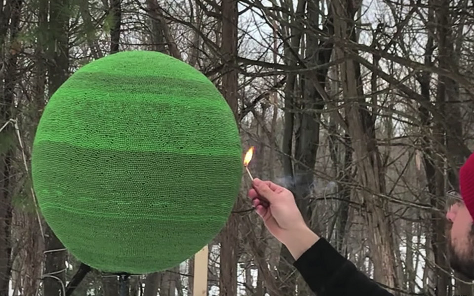 Se en globe af 42.000 tændstikker gå op i flammer