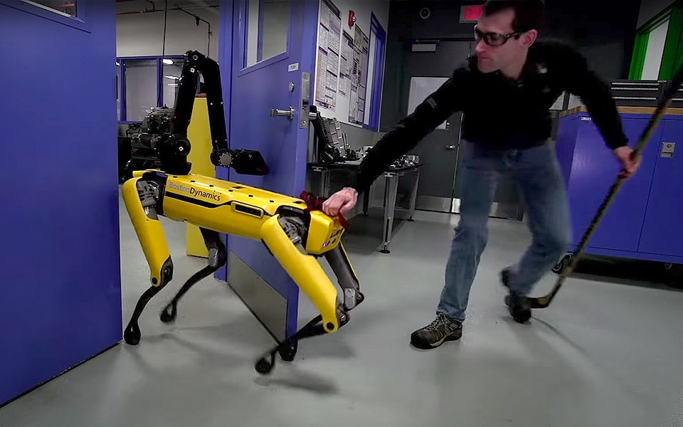 Se hvad der sker, når en mand prøver at forhindre en avanceret robot i at komme gennem en dør