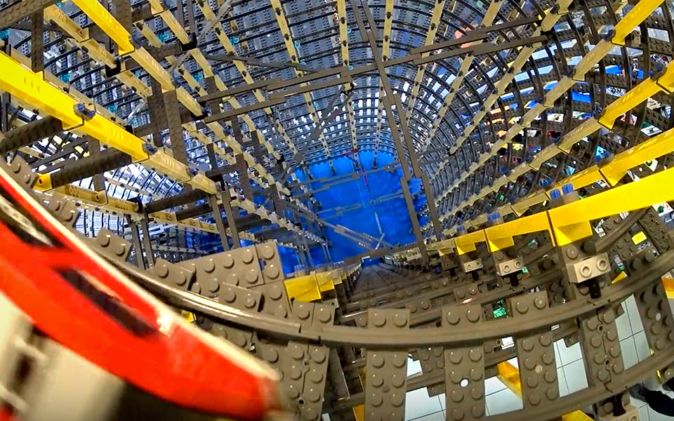 Verdens højeste LEGO tog-spiral er et imponerende syn