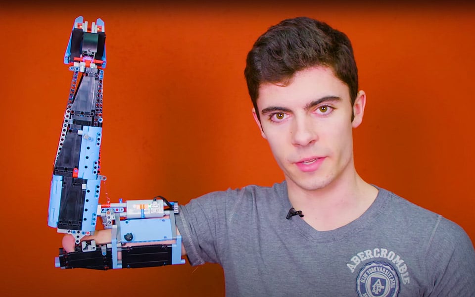 David har bygget sin egen armprotese af LEGO