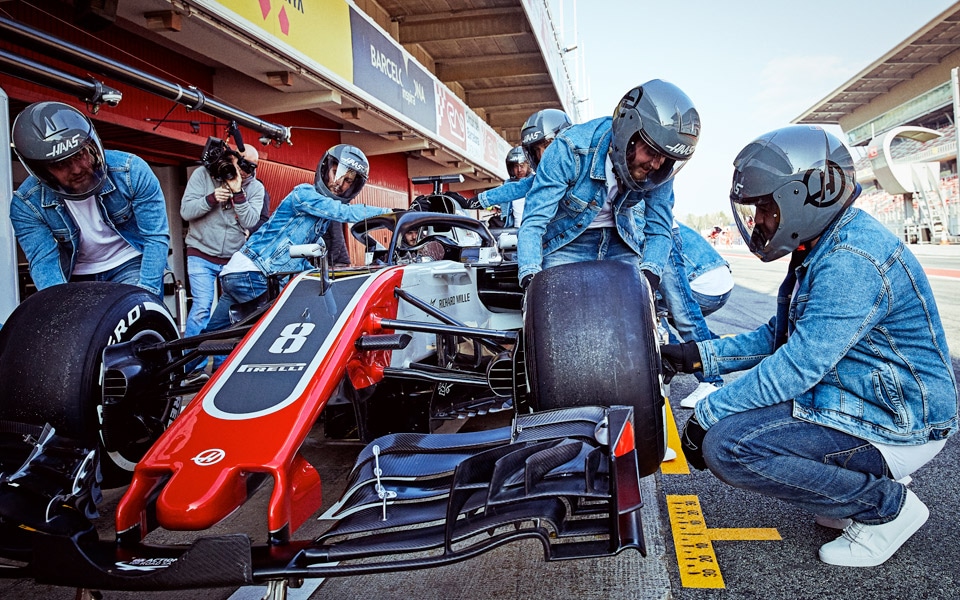 Kevin Magnussens Pit Crew holder F1-raceren kørende i rå Jack & Jones denim