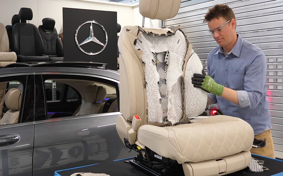 Se hvad der gemmer sig i det super luksuriøse Mercedes S-Klasse sæde