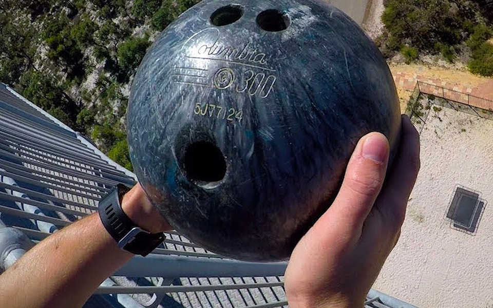 Se hvad der sker, hvis du kaster en bowlingkugle på en trampolin fra 45 meters højde