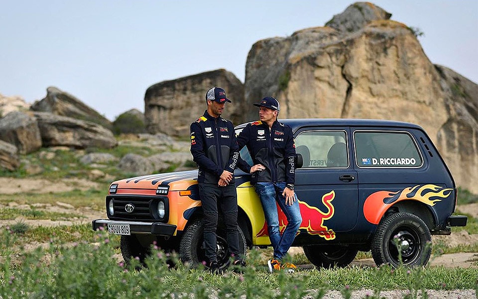 Daniel Ricciardo og Max Verstappen hygger sig med vildt Lada-ræs