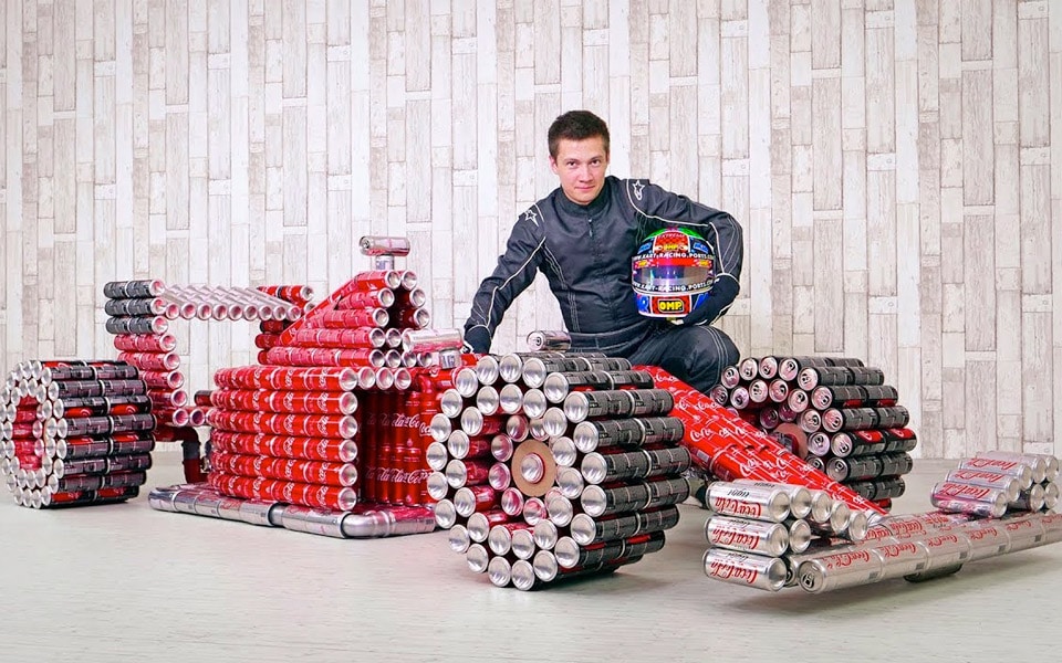 Den her F1-racer er bygget af 1.000 Coca Cola dåser