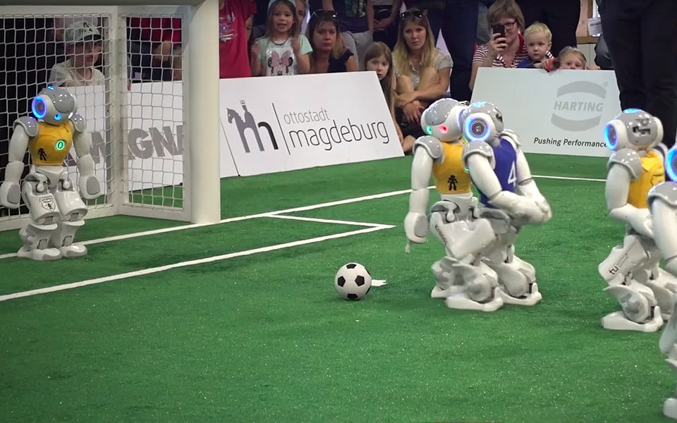 Finalen i fodboldturneringen RoboCup er en rigtig neglebider