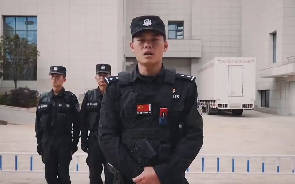 Kinesisk politi viser, hvad du skal gøre, hvis en mand angriber dig med en kniv