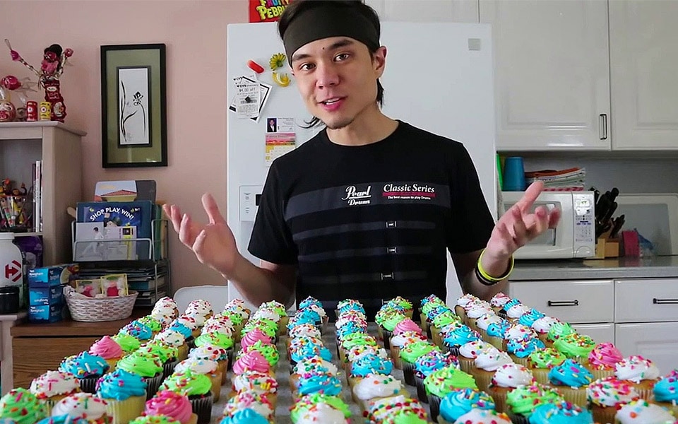 Matt Stonie forsøger at spise 125 cupcakes