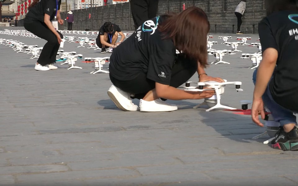 Se 1.374 droner sætte ny verdensrekord i simultan droneflyvning med kæmpe lysshow