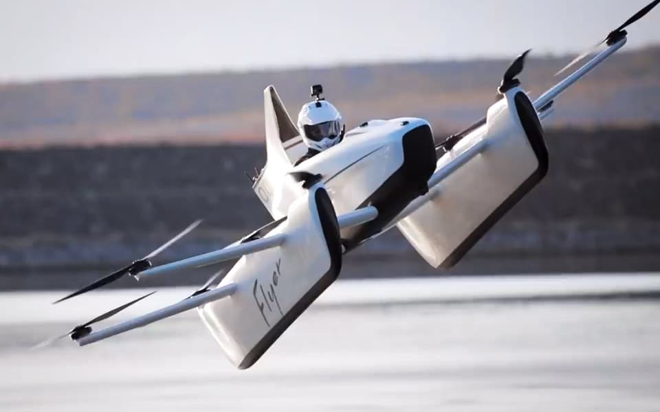 Casey Neistat tester Google-grundlæggerens flyvende bil