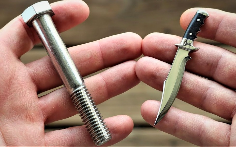 Det er vildt imponerende at se en stålbolt blive til en mini jagtkniv
