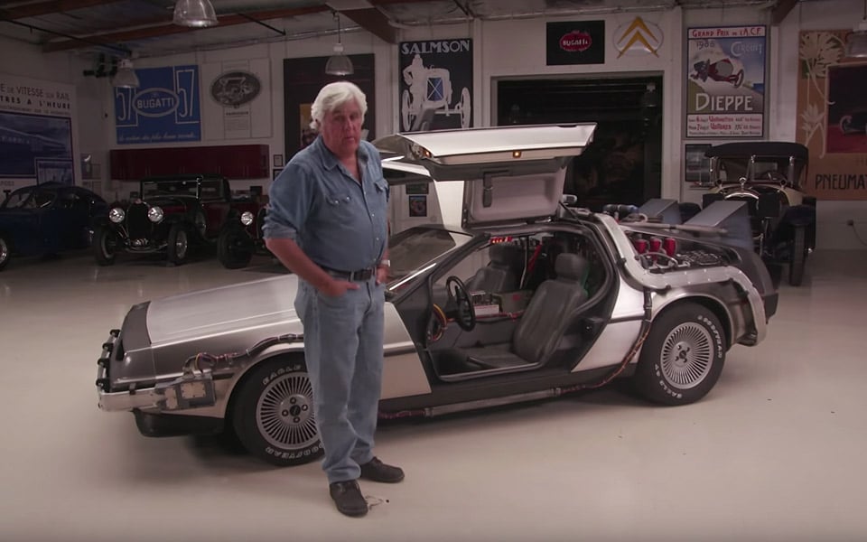 Jay Leno testkører Doc Browns DeLorean fra Tilbage til Fremtiden