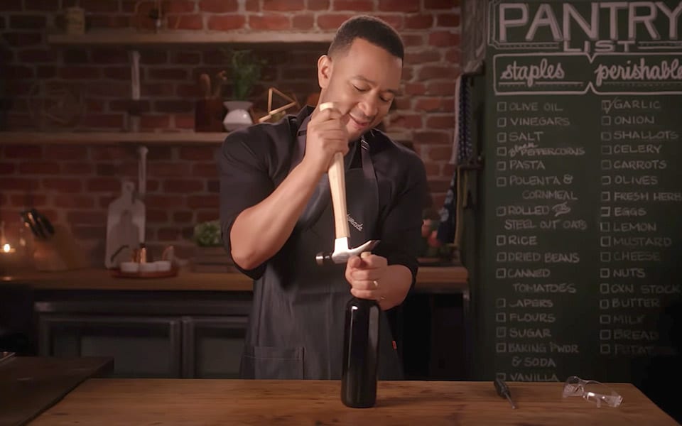 John Legend tester alternative måder at åbne vin