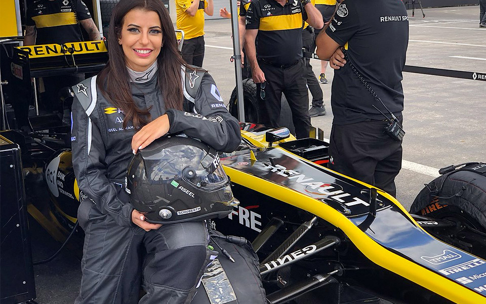 Saudi-Arabisk kvinde fejrer, at hun nu må køre bil med en tur i en F1-racer
