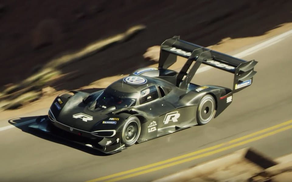 Se Volkswagens skøre I.D. R Pikes Peak racer ramme bjerget for første gang