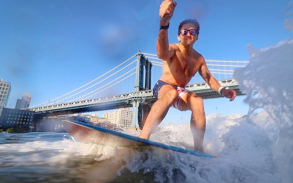 Casey Neistat surfer med en drone i New York