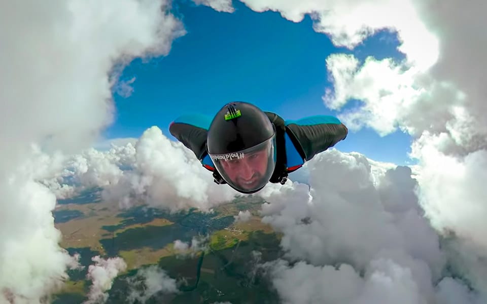Se en modig fyr i wingsuit suse gennem skyerne