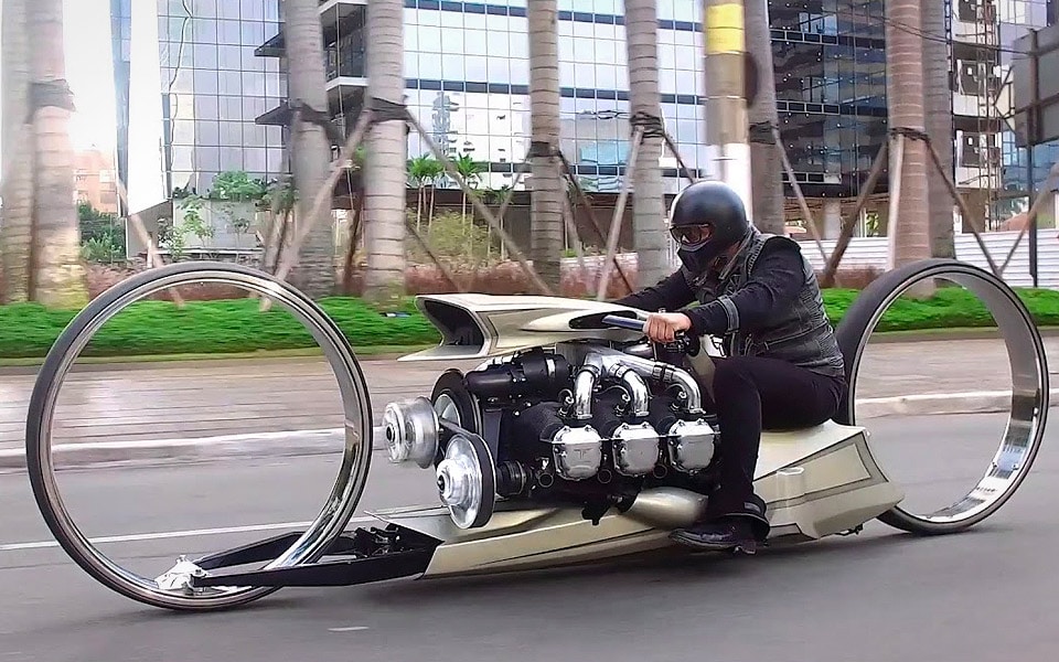 Tidligere F1-kører har bygget en sindssyg motorcykel med motor fra et fly