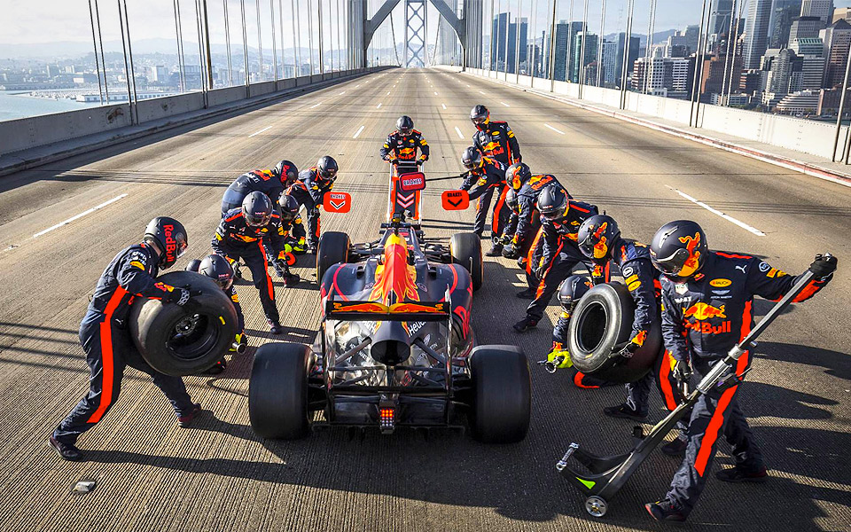 Daniel Ricciardo banker F1-raceren afsted på tre ikoniske steder