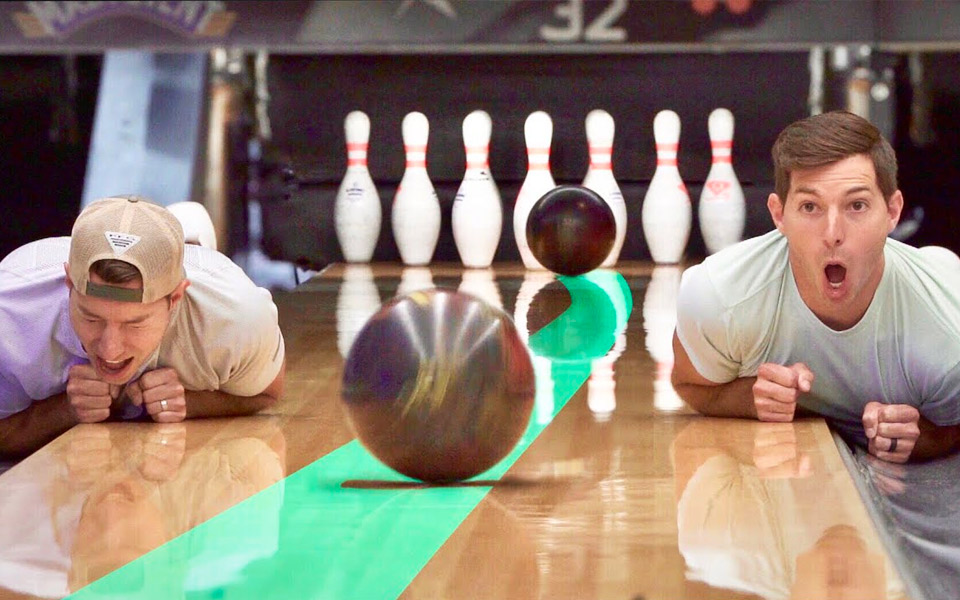 Dude Perfects nye video med bowling-trickshots er ren bowling-blær