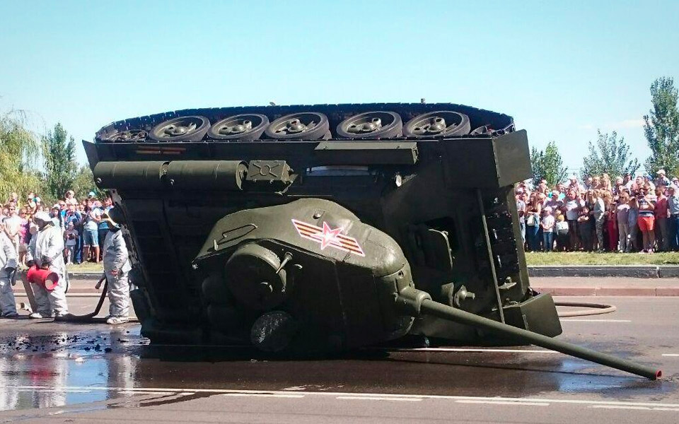 Kampvogn vælter midt under militærparade i Rusland